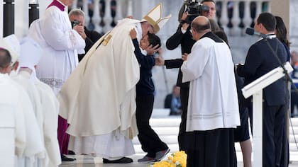 Francisco abrazó a Lucas Maeda Mourao, el niño brasileño que se salvó de una caída mortal gracias a lo que se considera un milagro por intercesión de los pastorcitos ahora santos