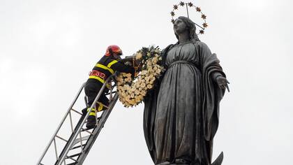 Francisco acudió hoy a la plaza de España de Roma para venerar la imagen de la Inmaculada Concepción