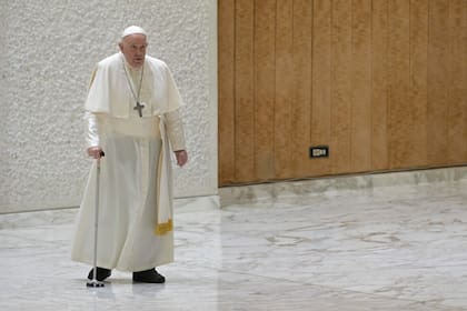 Francisco, al llegar a la sala Pablo VI. (Tiziana FABI / AFP)