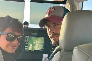 Francisco al volante de la avioneta y Garon, su padre, como copiloto