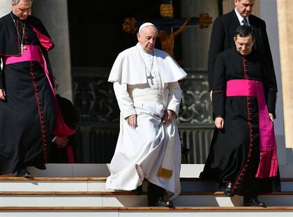 Francisco, ayer, al retirarse de la audiencia general en la Plaza San Pedro