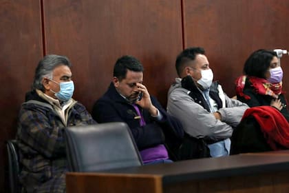 Francisco "Barba" Gutiérrez, hermano de la víctima, y sus sobrinos, en la audiencia que condenó a los dos autores materiales del homicidio del subcomisario Gutiérrez