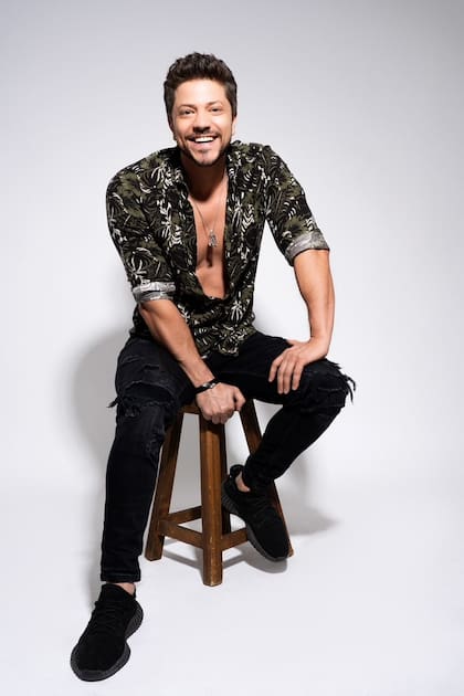 Francisco Bass nació en Santiago del Estero y a los 18 años se mudó a Buenos Aires para formarse como actor