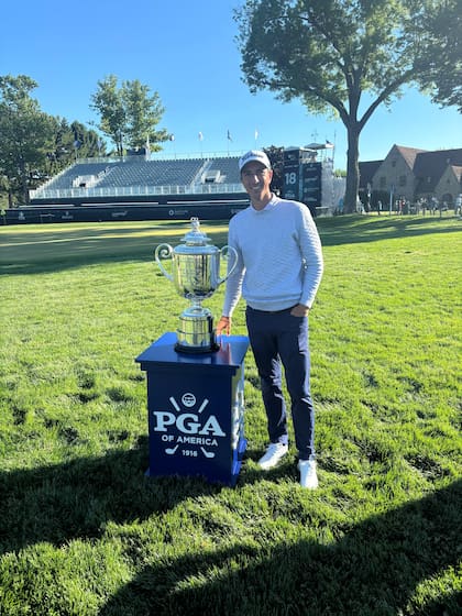 Francisco Bide posa con el Wanamaker Trophy; un desafío incomparable