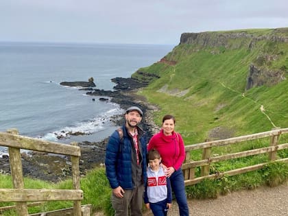 Francisco Borsellino, instalado hace 24 años en Irlanda, junto a su mujer y su hijo