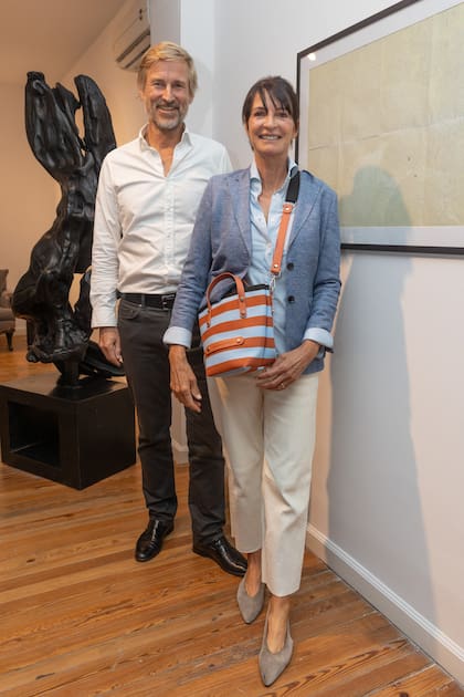 Francisco Bosch, el anfitrión –puso a disposición de ArteBla el tercer piso de Miranda Bosch Gallery-, y su novia, María Giménez