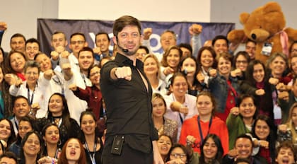 Francisco Caputo se presenta como coach y emprendedor en sus redes sociales