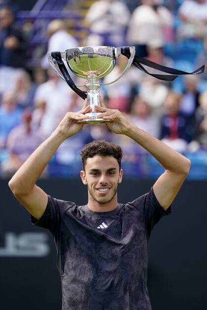 Francisco Cerúndolo alza el trofeo tras vencer en la final a Tommy Paul y conquistar el título del ATP de Eastbourne.
