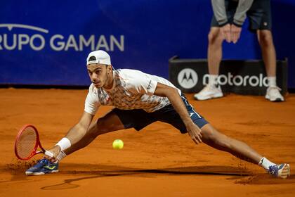 Francisco Cerúndolo capitalizó sobre las dificultades de Diego Schwartzman con el viento, jugando profundo y quedándose con el primer set por 6-3