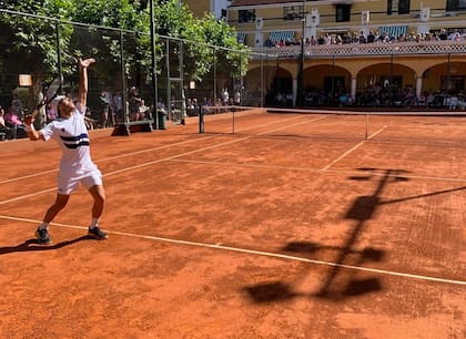 Francisco Cerúndolo en las canchas del Club Belgrano