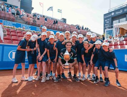 Francisco Cerúndolo, rodeado por los ball-boys del torneo de Bastad, considerado uno de los mejores en la categoría 250 del Tour