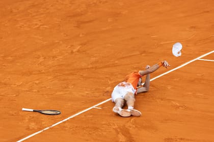 Francisco Cerúndolo se derrumbó sobre el polvo de ladrillo de la Catedral del tenis argentino al ganar el ATP porteño