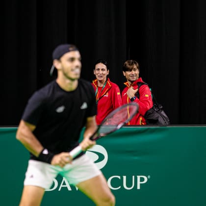 Francisco Cerúndolo se entrena y, detrás, David Ferrer, capitán de España, potencial rival argentino en las semifinales