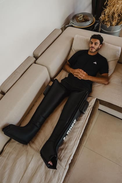 Francisco Cerúndolo usando las botas de recuperación de Boss