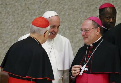 Francisco charla con dos prelados durante el sínodo