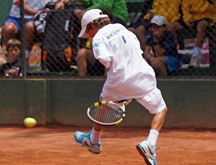 Francisco Comesaña haciendo una Gran Willy durante un Sudamericano Sub 12