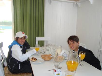 Francisco Comesaña y Sebastián Báez, de muy chicos, desayunando antes de un torneo