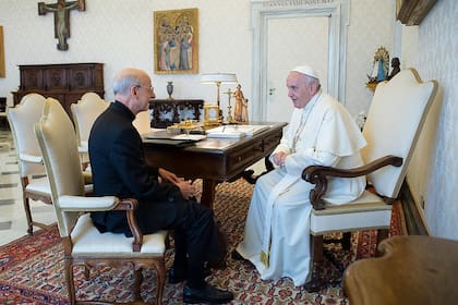 Francisco con el prelado del Opus Dei en el Vaticano