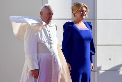 Francisco, con la presidenta eslovaca Zuzana Caputova (Photo by Tiziana FABI / AFP)