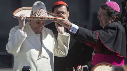 Francisco con sombrero mexicano en el Zócalo de Ciudad de México