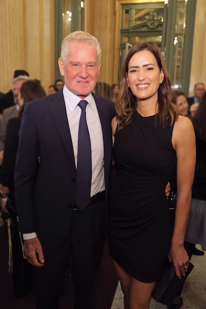 Francisco De Narváez posa con su mujer, Carolina Klemencic, que eligió un little black dress con sandalias cruzadas y clutch. Se casaron en octubre de 2022.