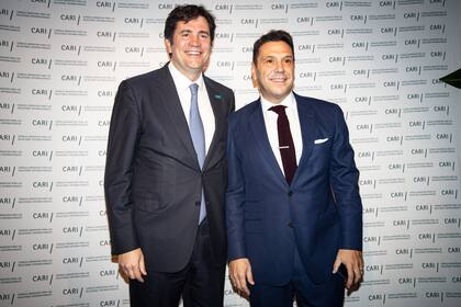 Francisco de Santibañes, presidente del CARI, junto a Gerry Diaz Bartolome, responsable de comunicación estratégica de la Cancillería