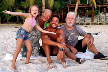 Francisco Delgado junto a su familia en un día de playa durante la visita de Elenita