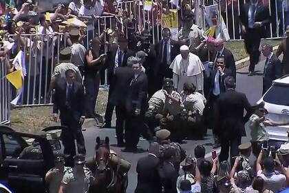 Francisco detuvo el papamóvil para ayudar a una policía que se cayó del caballo