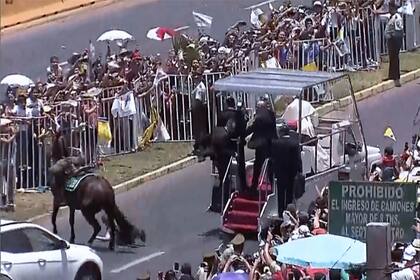 Francisco detuvo el papamóvil para ayudar a una policía que se cayó del caballo
