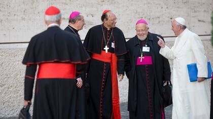 Francisco dialogó ayer por la tarde con algunos padres sinodales al llegar al cierre de la asamblea