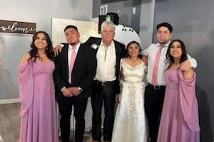 Francisco Duarte y su esposa (centro) regresaron a México tras tres décadas, sus hijos quedaron en EE.UU.