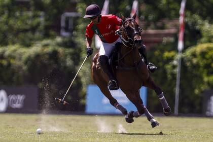 Francisco Elizalde era delantero, pasó a ser back y, ahora en La Irenita-La Hache, vuelve a ser número 2; el pampeano, que llegó tarde desde la temporada de Francia, debe readaptarse a la función.