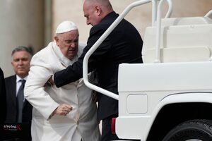 El Vaticano anunció que Francisco tiene una infección respiratoria y quedará internado "varios días"