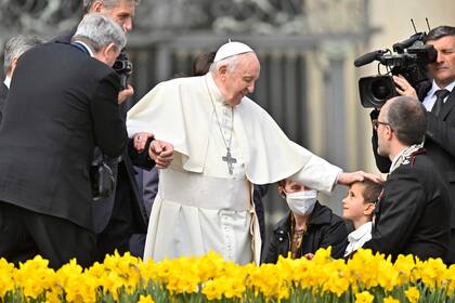 Francisco es ayudado a pararse durante la audiencia general en el Vaticano. (Photo by Alberto PIZZOLI / AFP)