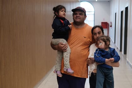 Francisco es reciclador urbano y vivo desde Tucumán junto a su mujer y sus dos hijos para tratar al más pequeño por un tumor en el Hospital Garrahan, pero al poco tiempo se quedó sin dinero para pagar un hotel