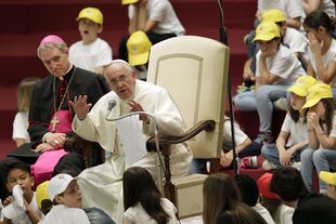 Francisco estuvo rodeado de 7000 chicos en la sala Paulo VI