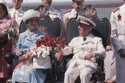 Francisco Franco al lado de su esposa, Carmen Polo, 1971 (Getty Images)