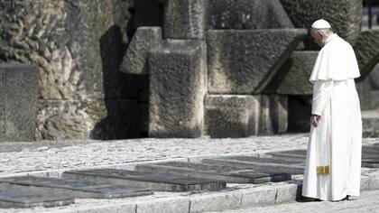 Francisco, frente a las lápidas que recuerdan en 23 idiomas a las víctimas de Auschwtiz