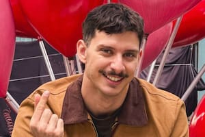 Es argentino, viajó a Roma para cubrir la muerte del Papa y terminó como actor en la serie más exitosa de Netflix