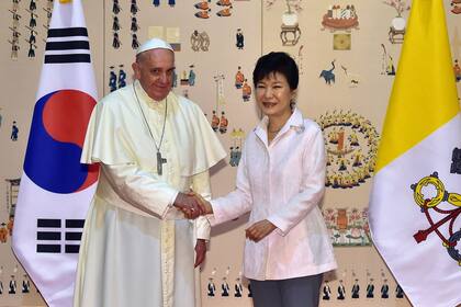 Francisco se reunió con la presidenta de Corea del Sur, Park Geun Hye; el pontífice dijo a la mandataria que la paz requiere perdón y respeto mutuos