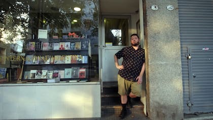 Francisco Garamona, en La Internacional Argentina, librería atendida por sus dueños y sede de tertulias literarias