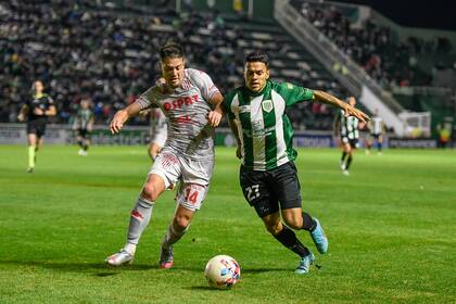 Francisco Gerometta trata de frenar el avance de Maxi Cuadra; Unión le ganó a Banfield 3-2 en el Sur