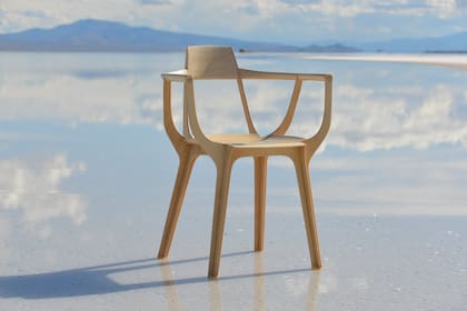 Francisco Gómez Paz en Salinas Grandes en la producción de fotos Eutopia, la silla premiada