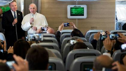 Francisco habla con la prensa a bordo del avión que lo lleva a Colombia