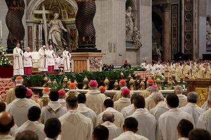 Archivo.- El papa Francisco habla durante la Misa de Crisma ante un total de 1800 religiosos en 2020. La misa crismal es un servicio religioso que se celebra en ciertas confesiones cristianas, como el catolicismo, y suele celebrarse cada año el Jueves Santo o en otro día de la Semana Santa