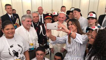 Francisco junto a jóvenes de Scholas Colombia