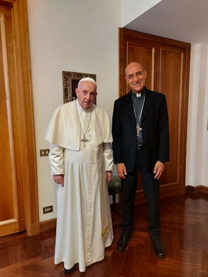 Francisco junto al arzobispo Víctor Manuel Fernández en Roma