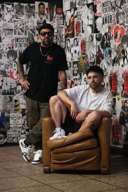 Francisco Lago y Nahuel Piscitelli, voz y guitarra de Cruzando el Charco