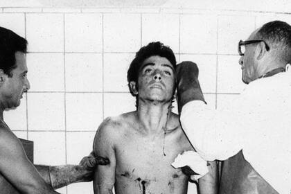 Laureana, en plena toilette en la morgue, antes de la autopsia