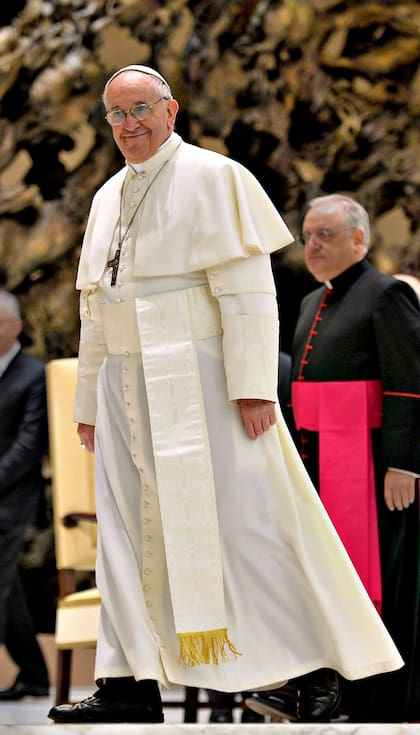 Francisco llegó con sus pantalones y zapatos negros, bajo su sotana papal